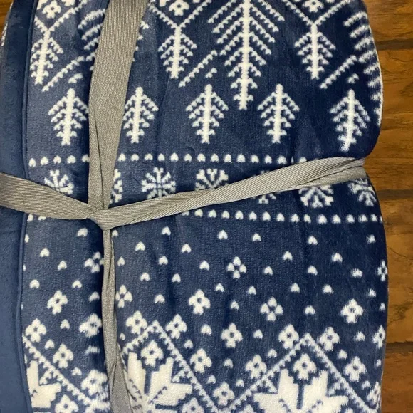 Better Homes And Gardens Blue and White Velvet Sherpa Throw - Picture 2 of 4